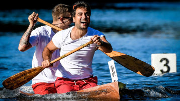 Zwei Männer im Kanu (Bild: InformationsZentrum Beton)