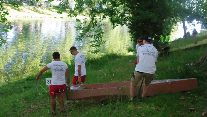 Männer tragen ein Boot zum Wasser