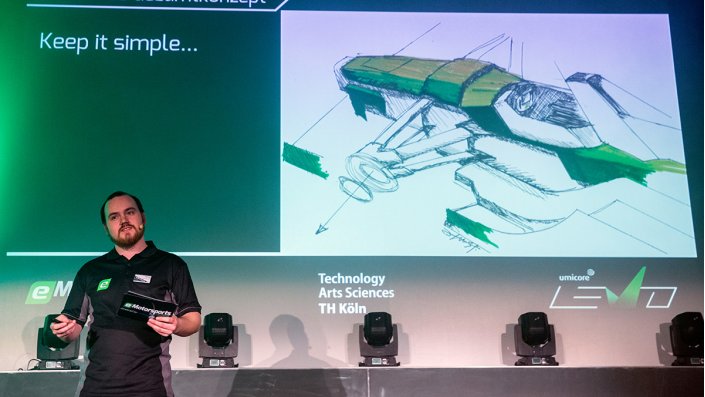 Bei der Entwicklung hat das studentische Team gegenüber dem Vorgängermodell den Schwerpunkt drastisch gesenkt und die Fahrwerkskinematik optimiert. Hier: CTO Felix Joost.