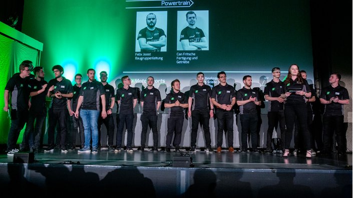 eMotorsports Cologne ist ein interdisziplinäres und international besetztes Team von 22 Studentinnen und Studenten der TH Köln: Ihre Studiengänge reichen von Betriebswirtschaftslehre und Design bis zu Elektrotechnik und Fahrzeugtechnik.