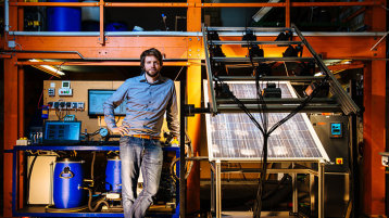 Promovend Johannes Rullof forscht am Cologne Institute for Renewable Energy (CIRE) an einem neuen Wärmepumpensystem für Photovoltaikanlagen (Bild: Costa Belibasakis/TH Köln)