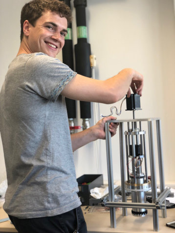 Felix Kuthe mit dem 3D-Druck Prototypen
