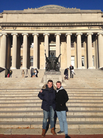 Ante Plazibat steht neben einem Freund auf den Stufen vor dem Bibliotheksgebäude der Columbia University
