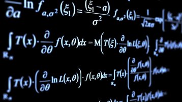 Mathematische Formeln in weißer Schrift auf einer dunklen Tafel (Bild: Andrey Prokhorov/iStock)