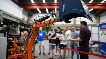 Bei der Nacht der Technik 2019 präsentiert das Institut seine aktuelle Entwicklungsarbeit zu ferngesteuerten Baggern. (Bild: Costa Belibasakis/TH Köln)