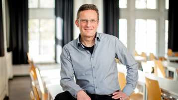 Prof. Dr. Frank Linde forscht an der Fakultät für Informations- und Kommunikationswissenschaften zu Informationsökonomie und diversitätsgerechtem Lehren und Lernen. (Bild: Thilo Schmülgen/TH Köln)