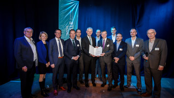 Christoph Dammermann, Staatssekretär im Ministerium für Wirtschaft, Innovation, Digitalisierung und Energie des Landes Nordrhein-Westfalen, übergab den Zuwendungsbescheid für den Innovation Hub Bergisches RheinLand an Prof. Dr. Klaus Becker, Vizepräsident für Forschung und Wissenstransfer der Technischen Hochschule Köln (Mitte). Mit Ihnen freuten sich (v.l.): Sebastian Schuster (Landrat Rhein-Sieg-Kreis), Alexandra Gauß (Bürgermeisterin Gemeinde Windeck), Stephan Santelmann (Landrat Rheinisch-Bergischer Kreis), Jochen Hagt (Landrat Oberbergischer Kreis), Torsten Winterberg (Förderverein Innovation Hub Bergisches RheinLand), Jörn Freynick (FDP-Landtagsabgeordneter), Björn Franken (CDU-Landtagsabgeordneter),Prof. Dr. Florian Zwanzig (TH Köln Campus Gummersbach), Lars Tams (Förderverein Innovation Hub Bergisches RheinLand) und Bernhard Opitz (Vorsitzender Förderverein Innovation Hub Bergisches RheinLand). (Bild: REGIONALE 2025 Agentur)