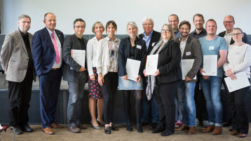 Präsident Prof. Dr. Stefan Herzig, Vizepräsidentin Prof. Dr. Sylvia Heuchemer und die PreisträgerInnen (Bild: Heike Fischer/TH Köln)