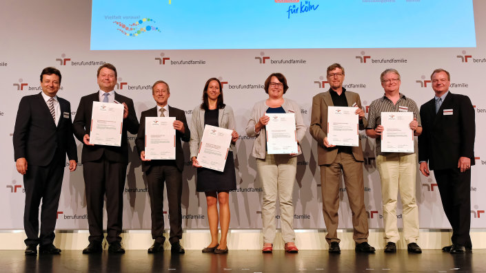 Sechs Arbeitgeber werden mit dem zertifikat "Familiengerechte Hochschule" ausgezeichnet.