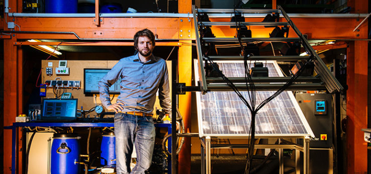 Promovend Johannes Rullof forscht am Cologne Institute for Renewable Energy (CIRE) an einem neuen Wärmepumpensystem für Photovoltaikanlagen (Bild: Costa Belibasakis/TH Köln)