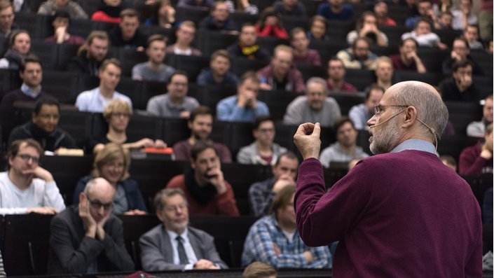 Lesch vor Auditorium