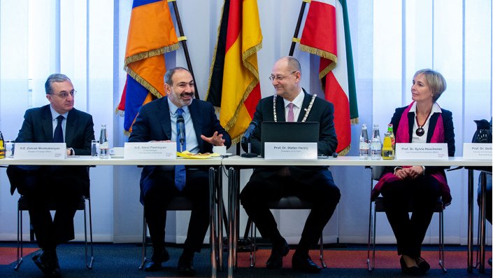 (v.l.) Außenminister Zohrab Mnatsakanyan, Ministerpräsident Nikol Pashinyan, Prof. Dr. Stefan Herzig, Prof. Dr. Sylvia Heuchemer