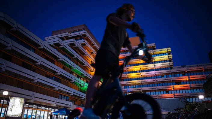 Steereon vor dem Hochhaus am Campus Deutz