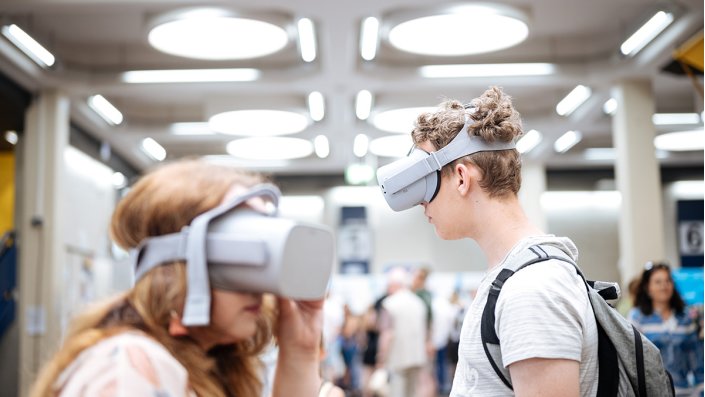 Zwei Menschen mit VR-Brillen