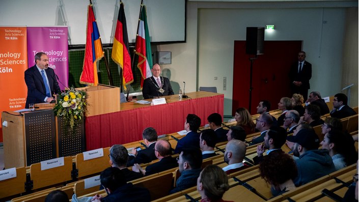 Der armenische Ministerpräsident Nikol Pashinyan (l.) und Prof. Dr. Stefan Herzig, Präsident der TH Köln