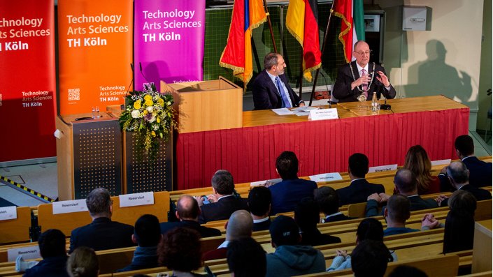 Der armenische Ministerpräsident Nikol Pashinyan (l.) und Prof. Dr. Stefan Herzig, Präsident der TH Köln