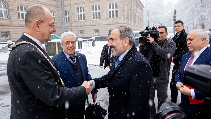 Der Präsident der TH Köln, Prof. Dr. Stefan Herzig, begrüßt den armenischen Ministerpräsidenten Nikol Pashinyan