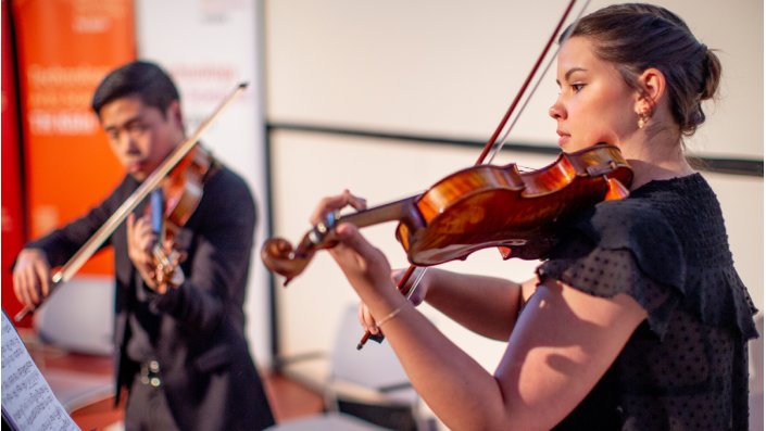 Michaela Lieder und Jeffrey Kok, Studierende an der Hochschule für Musik und Tanz, spielten Stücke verfemter Komponisten.