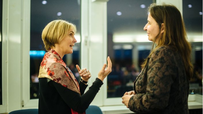 Prof. Dr. Sylvia Heuchemer (links) im Gespräch mit Wilma Boetsch