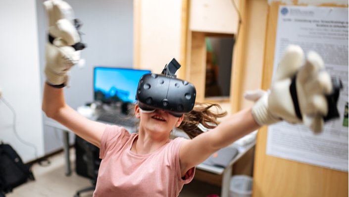 Ein Mädchen beim virtuellen Torwartrraining