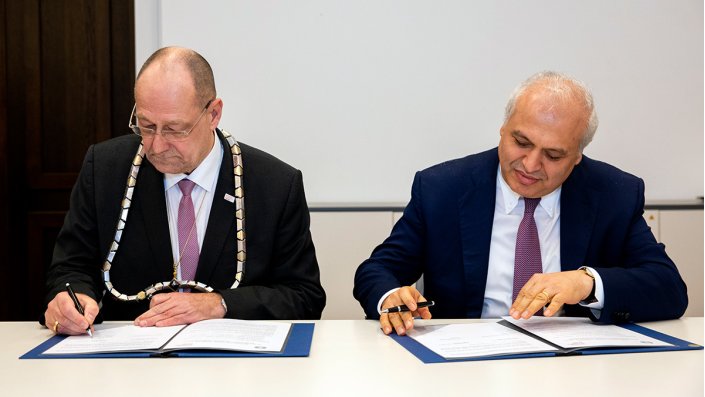 Der Präsident der TH Köln, Prof. Dr. Stefan Herzig, und der armenische Botschafter Ashot Smbatyan unterzeichnen eine Absichtserklärung zur akademischen Kooperation. 