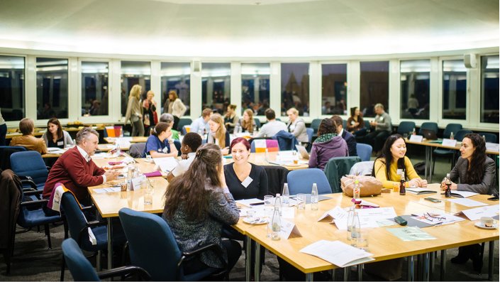 Blick in die Rotunde der TH Köln währen der Auftaktveranstaltung von  "Mentoring Berufseinsstieg" 2019