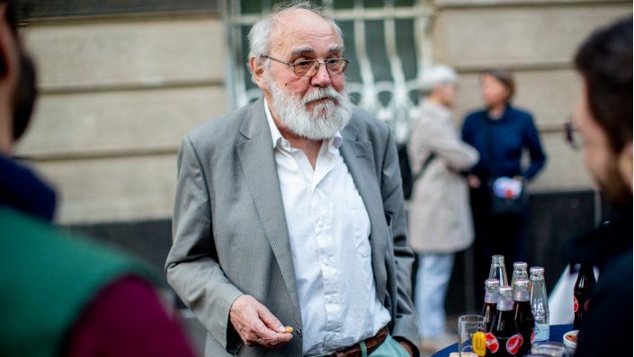 Zu Gast: Walter Vitt, Kölner Kunstkritiker und Initiator des Bodendenkmals "Namen der Autoren", beim anschließenden Umtrunk