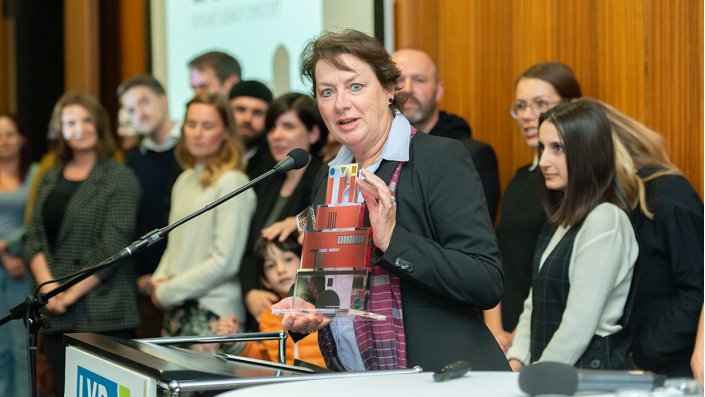 Anne Henk-Hollstein, Vorsitzende der Landschaftsversammlung Rheinland, übergibt den ‚Wanderpokal‘ des Projektes „100 jahre bauhaus im westen“ ...