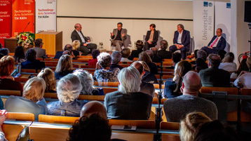 Podiumsdiskussion mit Dr. Jan-Martin Wiarda, Dr. Navid Kermani, Barbara Massing, Prof. Dr. Günter Blamberger und Prof. Dr. Stefan Herzig (v.l.) (Bild: Thilo Schmülgen/TH Köln)