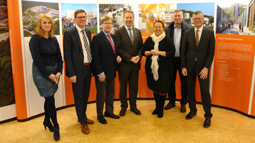  Monika Lichtinghagen-Wirths (Geschäftsführung Bergischer Abfallwirtschaftsverband), Stephan Santelmann (Landrat Rheinisch-Bergischer Kreis), Peter Biesenbach (NRW Justizminister), Jochen Hagt (Landrat Oberbergischer Kreis), Ursula Heinen-Esser (NRW Umweltministerin), Bodo Löttgen (Mitglied des NRW Landtages), Prof. Dr. Klaus Becker (Vizepräsident der TH Köln). (Bild: BAV)