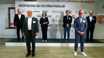 v.l. Prof. Dr. Andreas Pinkwart (Wirtschafts- und Digitalminister  NRW), Prof. Dr. Rainer Minz (Universität zu Köln), Claudia Nemat (Telekom-Vorstand für Technologie und Innovation), Prof. Dr. Matthias Böhmer (TH Köln), Alexander Wehrle (Geschäftsführer 1. FC Köln), Prof. Dr. Kai Thürbach (TH Köln) (Bild: Thilo Schmülgen/TH Köln)