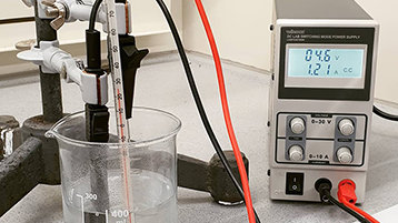 Elektrolytische Wasserstoffbeladung von Proben am Institut für Werkstoffanwendung (Bild: Martin Bonnet/TH Köln)