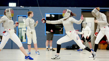 Säbelfechten in der Trainingshalle (Bild: Thilo Schmülgen/TH Köln)