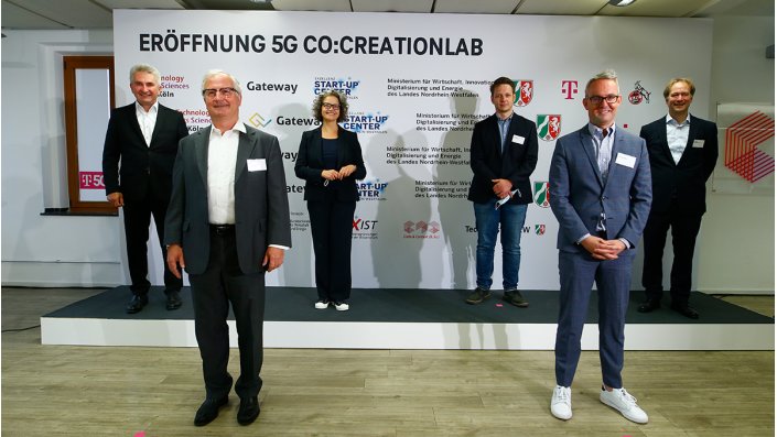 v.l. Prof. Dr. Andreas Pinkwart (Wirtschafts- und Digitalminister NRW), Prof. Dr. Rainer Minz (Universität zu Köln), Claudia Nemat (Telekom-Vorstand für Technologie und Innovation), Prof. Dr. Matthias Böhmer (TH Köln), Alexander Wehrle (Geschäftsführer 1. FC Köln), Prof. Dr. Kai Thürbach (TH Köln)