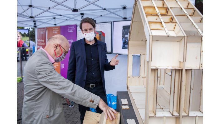 Prof. Marco Hemmeling erklärt das Konzept des modular konstruierten Holzhauses.