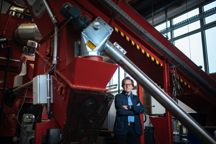 Prof. Dr. Christian Malek unter einem Biomasseheizkessel