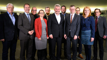 NRW-Wirtschaftsminister Prof. Dr. Andreas Pinkwart zu Besuch an der TH Köln (Gruppenfoto) (Bild: Costa Belibasakis/TH Köln)