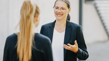 zwei Frauen (Bild: Lina Sommer/Gummersbach)