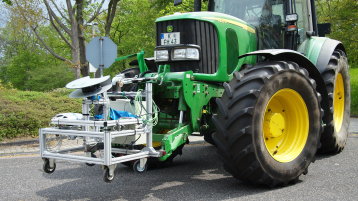 Traktor mit Sensorbox (Bild: Eduard Dietrich / TH Köln)