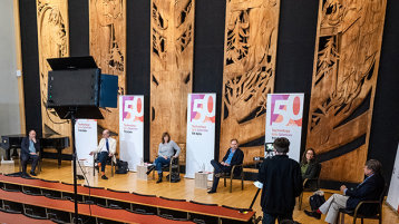 Die TH Köln streamte die Veranstaltung live aus der Aula des Campus Südstadt. (Bild: Costa Belibasakis/TH Köln)