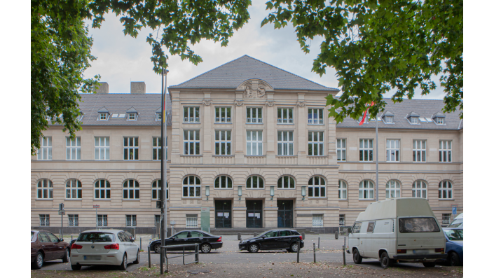 Hauptgebäude in der Claudiusstraße
