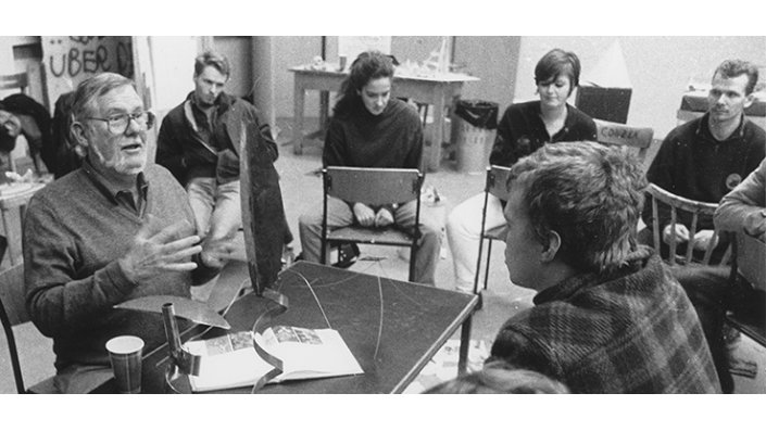 Arbeitsbesprechung mit Prof. Ken Hunnibell von der Rode Island School of Design (1992). Im Hintergrund links Student David Oswald – heute Professor für Interaktionsgestaltung an der Hochschule für Gestaltung Schwäbisch Gmünd.