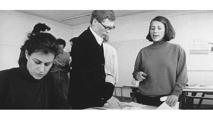 Arbeitsbesprechung mit Stardesigner und Lehrbeauftragten Jasper Morrison (1992). Projekt zur Gestaltung von Türdrückergarnituren für den Kooperationspartner FSB.