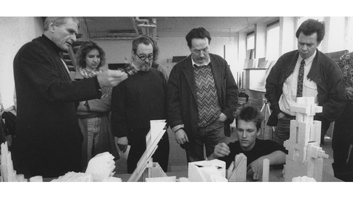 Präsentation von Modellen (1991). In der Mitte Prof. Dr. Michael Erlhoff, Gründungsdekan der KISD, Links davon Prof. Hans Buschfeld und rechts Prof. Thomas Bley. 