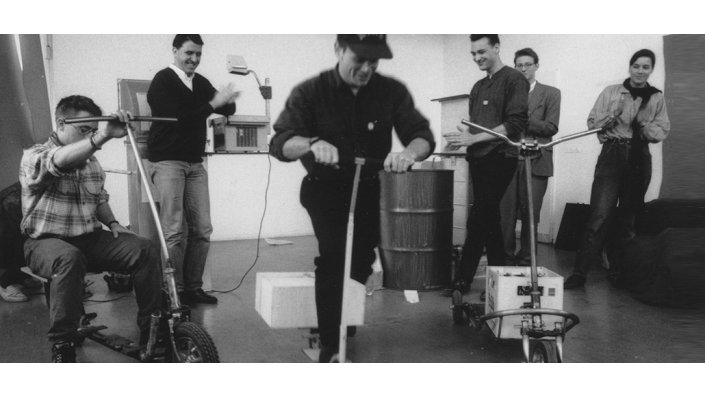 Schon damals zukunftsweisend (1992). Projekt: Neue Mobilitätskonzepte für die Stadt, Präsentation von Funktionsmodellen für Lastenroller. Im Hintergrund links: Prof. Wolfgang Laubersheimer, im Hintergrund rechts: Student Ralf Hebecker – heute Professor für Gamedesign und -produktion an der HAW Hamburg.