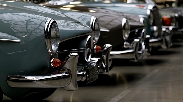 Motorhauben von Oldtimern in einer Reihe (Bild: Adobe Stock / Sven)