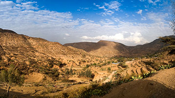 Panorama of mountains and valley near Haramaya , Oromia , Ethiopia  (Bild: AdobeStock / homocosmicos)