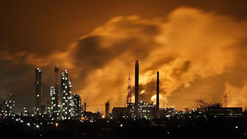 Industrieanlage bei Nacht (Bild: Andre Bonn / AdobeStock)
