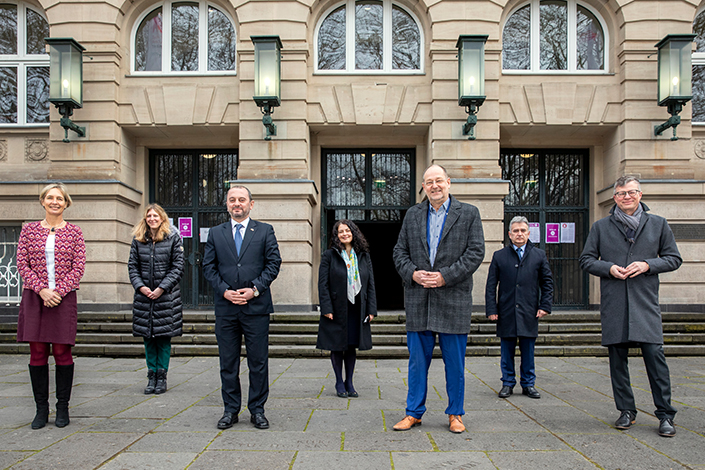 Vizepräsidentin Prof. Dr. Sylvia Heuchemer, Martina Brüderle vom Hochschulreferat für Internationale Angelegenheiten, Botschafter S.E. Viktor Yengibaryan, 2. Sekretärin/Konsulin Anna Avetisyan, Präsident Prof. Dr. Stefan Herzig, Botschaftsrat Sedrak Davtyan und Vizepräsident Prof. Dr. Klaus Becker (v.l.) 