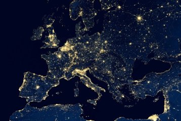 Satellitenbild von Europa bei Nacht mit elektrischer Beleuchtung